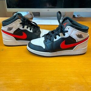 Air Jordan 1 Mid Chile Shoe Size 6
